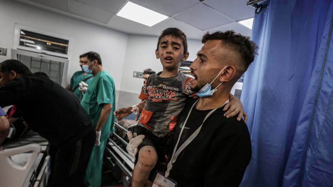 Gazze'de 'insanlık' ölüyor... Hastane mezarlığa döndü 7